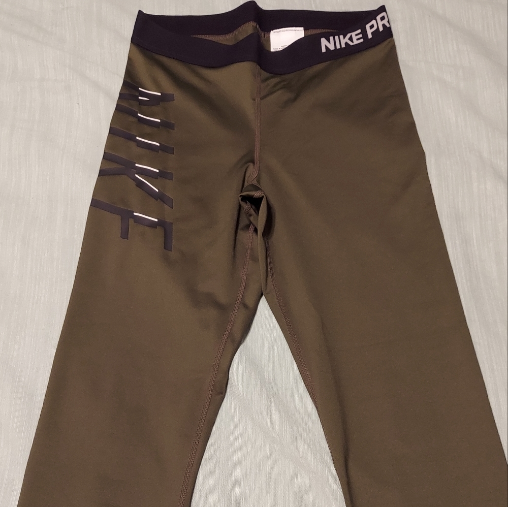 Nike Pro Capri pants